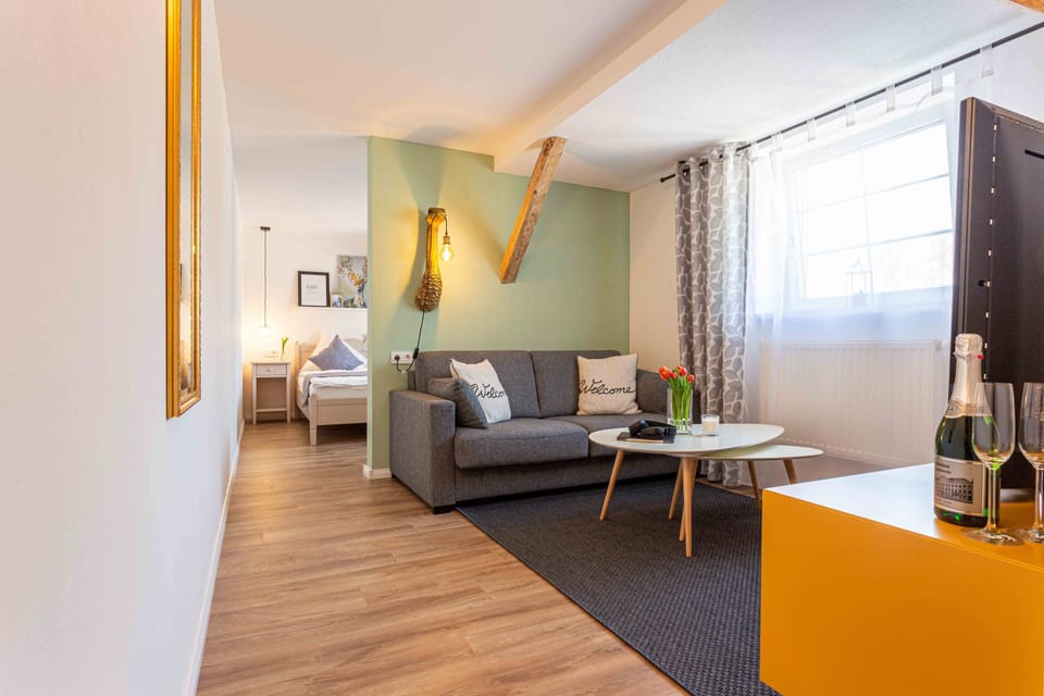Suite | Living area | 43-inch flat-screen TV with satellite channels, TV