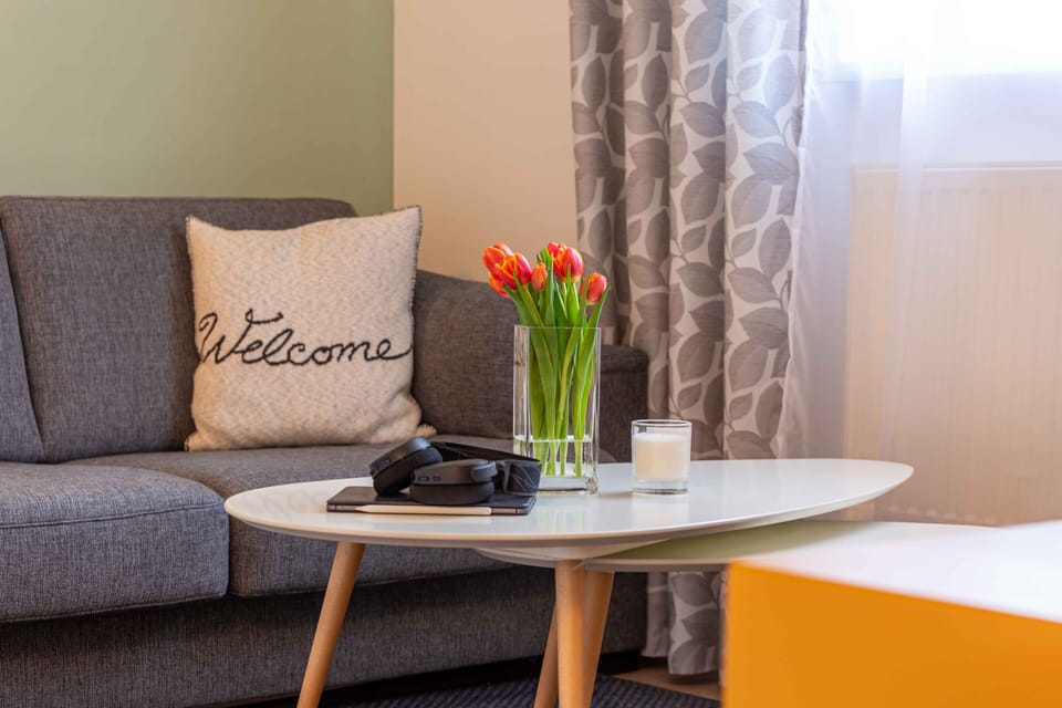 Suite | Living area | 43-inch flat-screen TV with satellite channels, TV