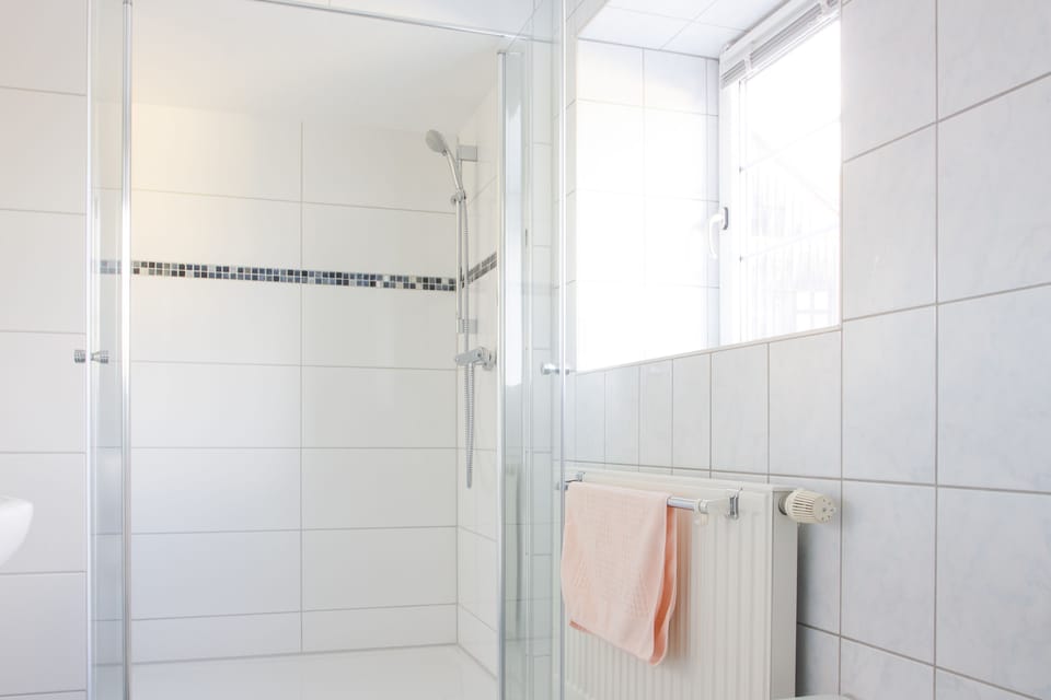 Separate tub and shower, free toiletries, hair dryer, towels