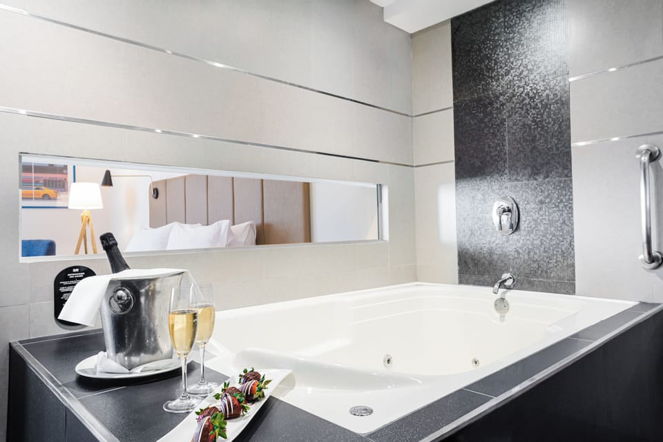 Premium Room, 1 King Bed, Jetted Tub, City View | Bathroom | Free toiletries, hair dryer, bathrobes, towels