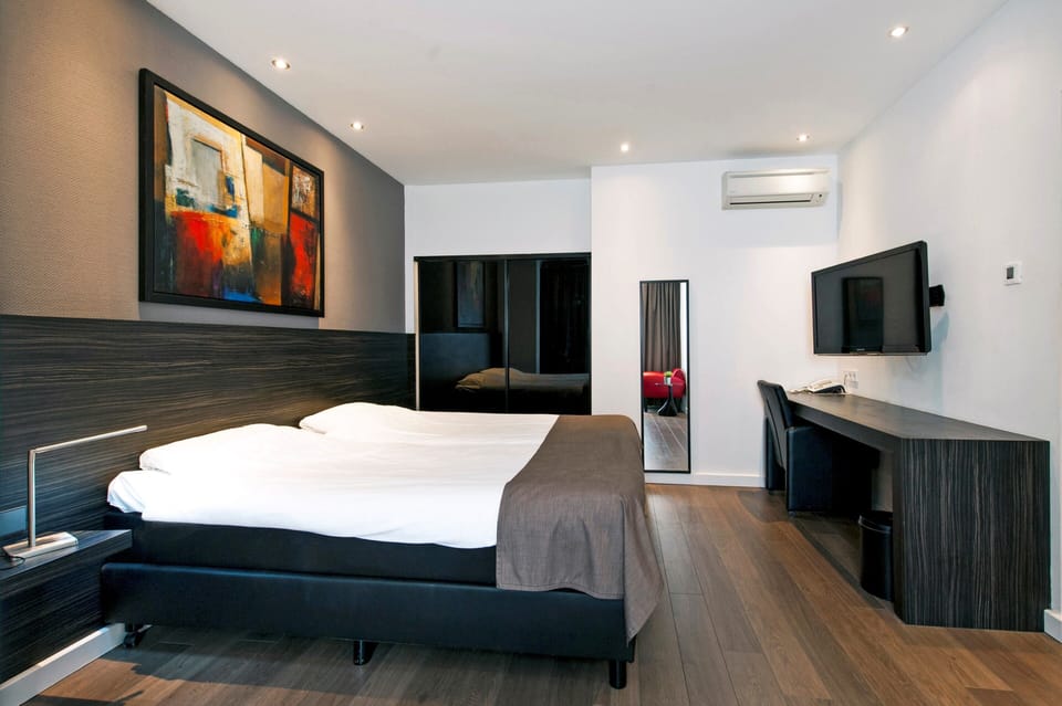 Deluxe Double Room | Minibar, in-room safe, desk, iron/ironing board