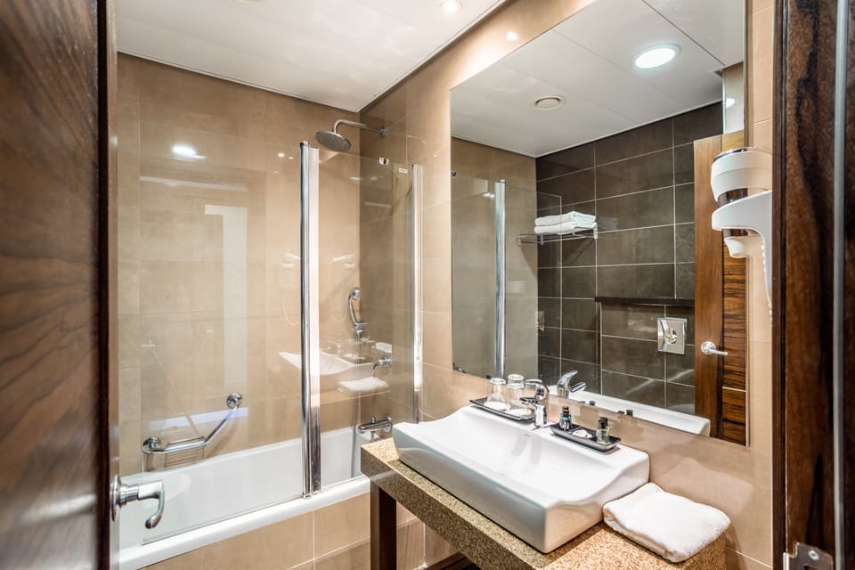 Combined shower/tub, deep soaking tub, free toiletries, hair dryer