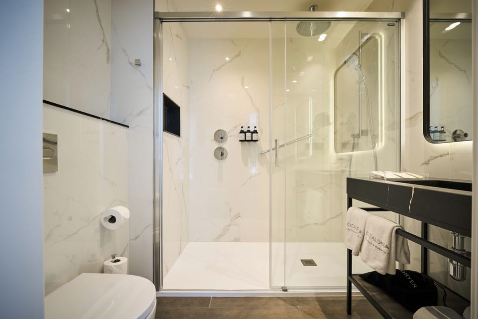 Rainfall showerhead, eco-friendly toiletries, hair dryer, bidet