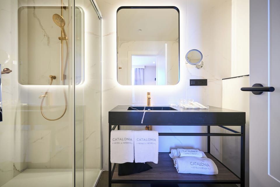 Rainfall showerhead, eco-friendly toiletries, hair dryer, bidet