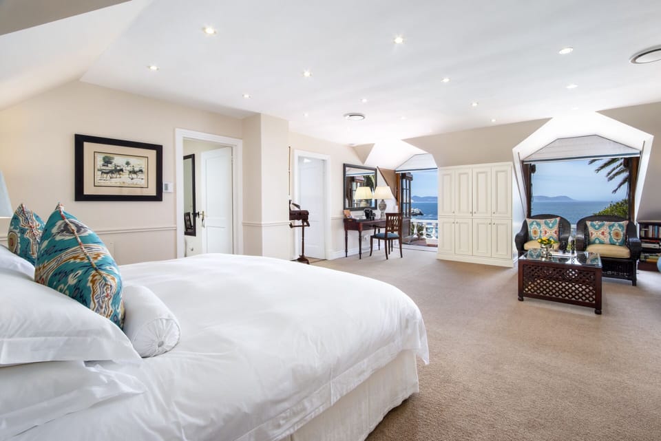 Honeymoon Suite | Minibar, in-room safe, soundproofing, iron/ironing board