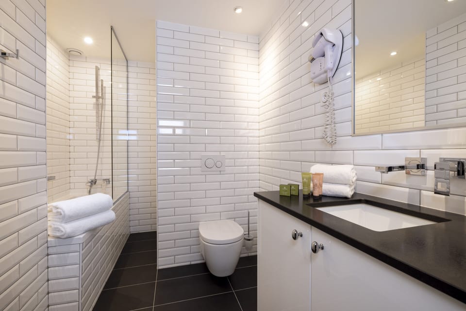Superior Double Room | Bathroom | Hair dryer, towels