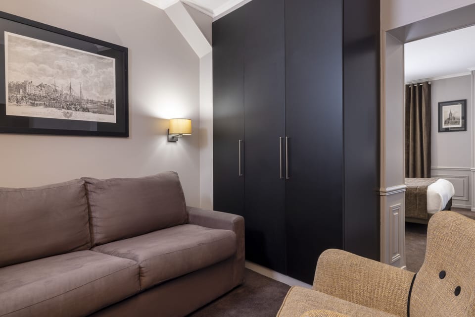 Family Room | Living area | 40-inch LED TV with satellite channels, TV