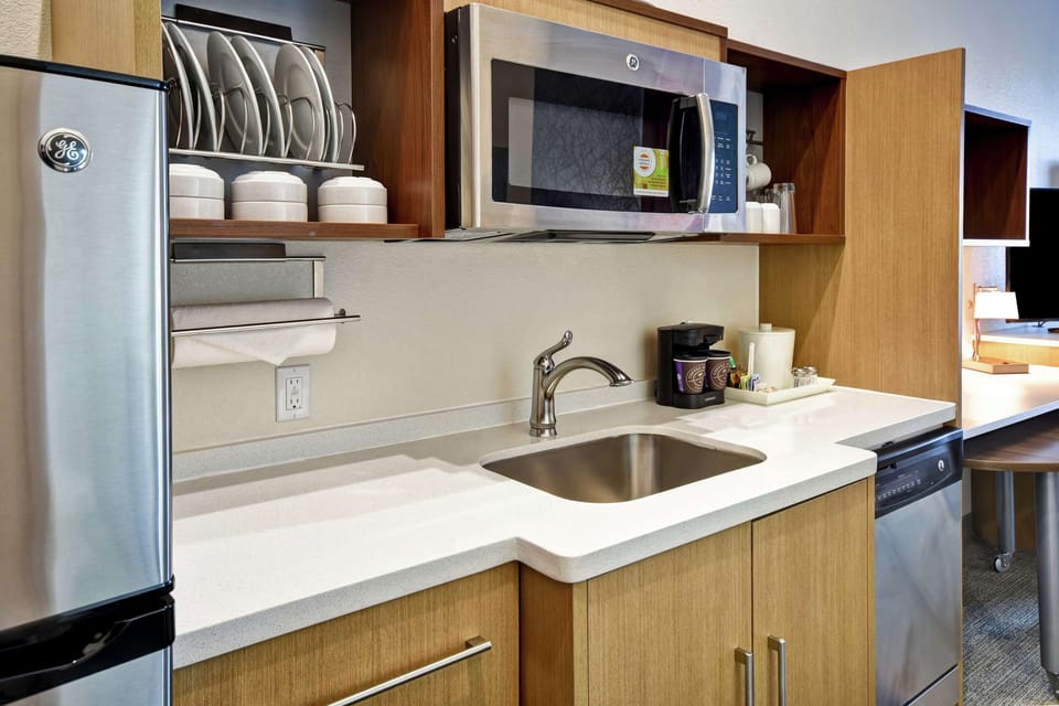 Full-size fridge, microwave, dishwasher, coffee/tea maker