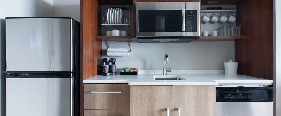 Full-size fridge, microwave, dishwasher, coffee/tea maker