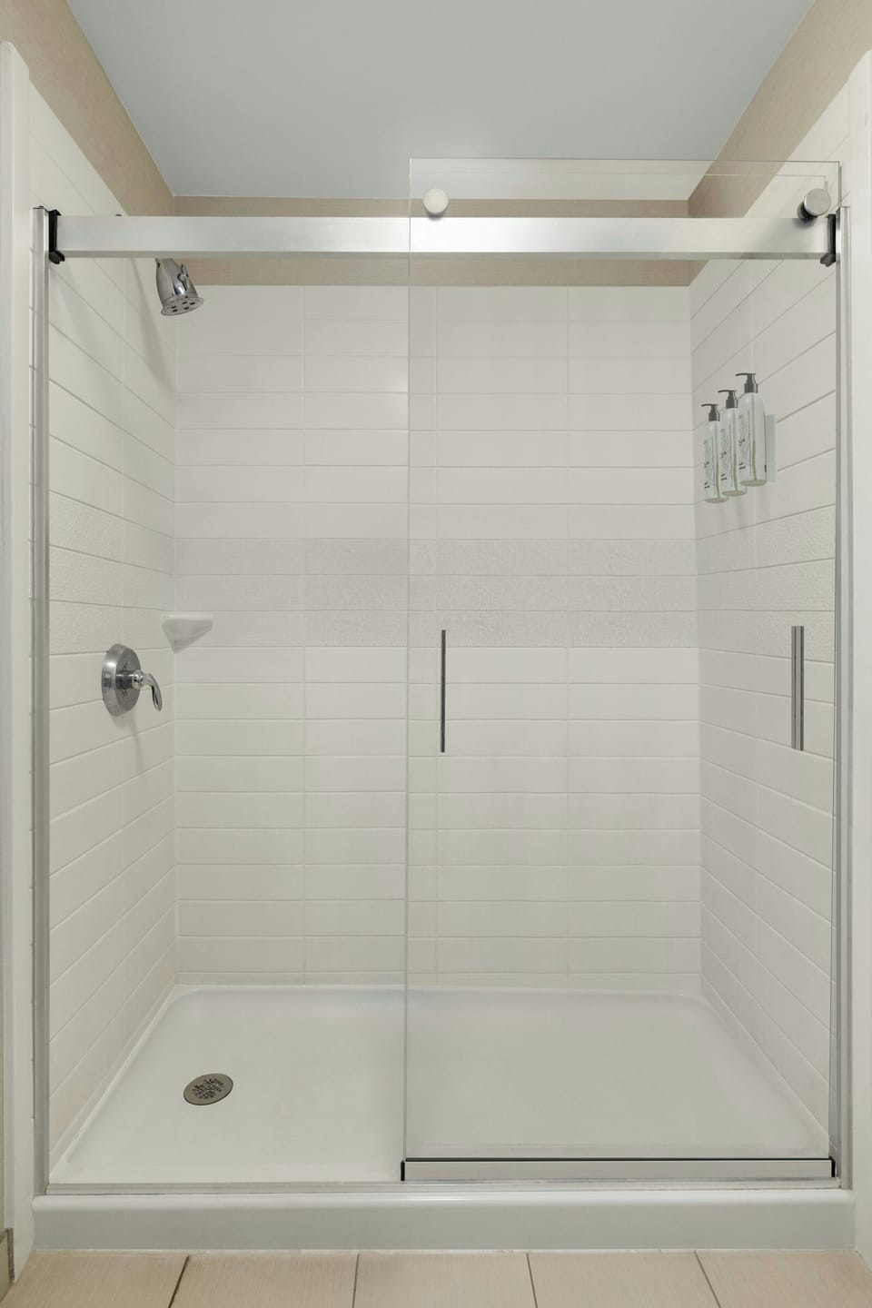 Combined shower/tub, free toiletries, hair dryer, towels