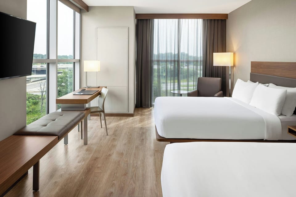 In-room safe, laptop workspace, iron/ironing board, free WiFi