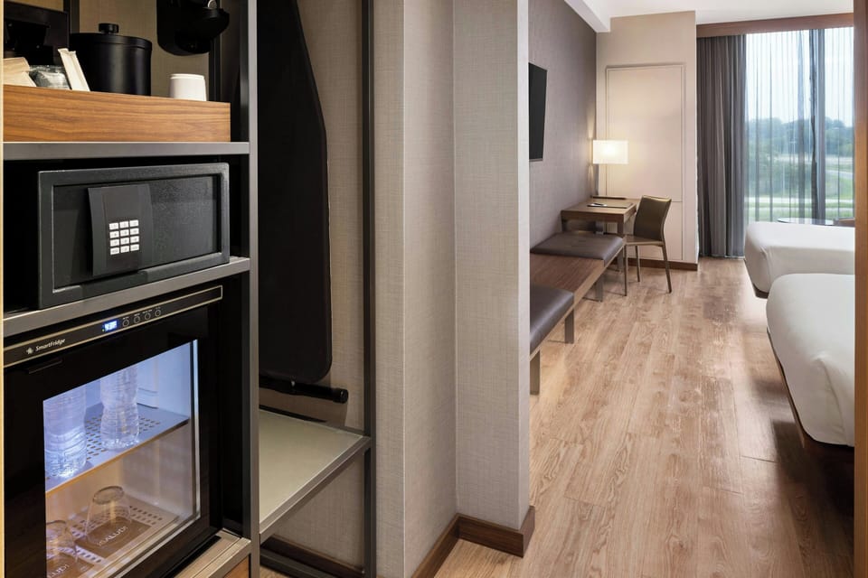 In-room safe, laptop workspace, iron/ironing board, free WiFi