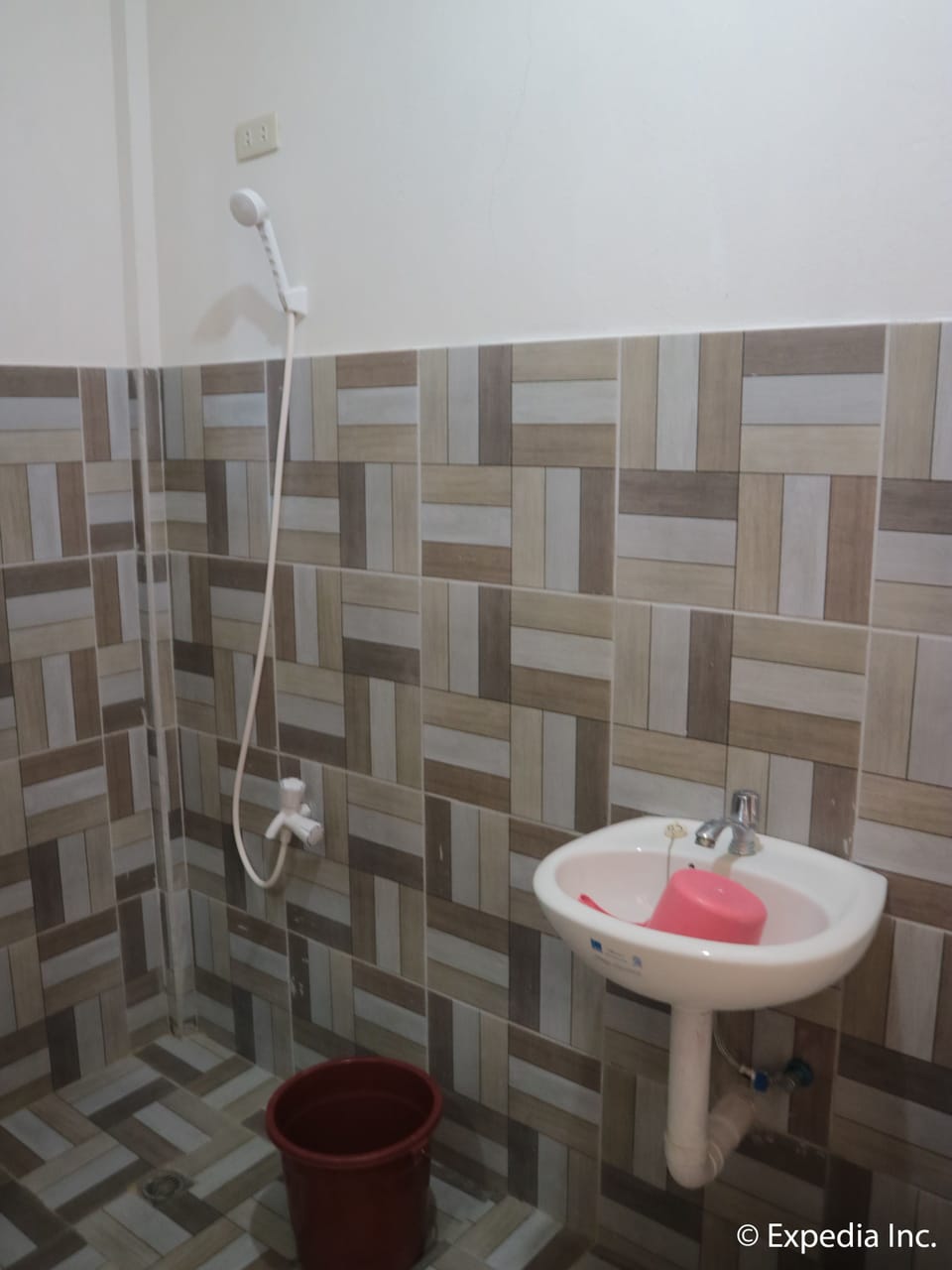 Shower, free toiletries, towels