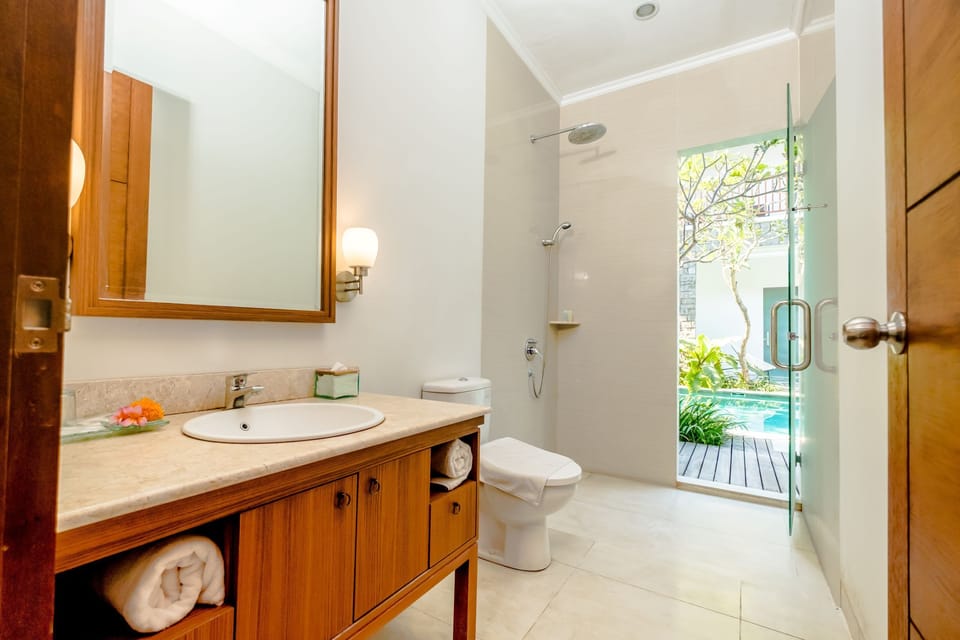 Deluxe Room, 1 Queen Bed | Bathroom | Shower, free toiletries, hair dryer, slippers