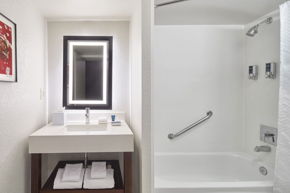 Combined shower/tub, free toiletries, hair dryer, towels
