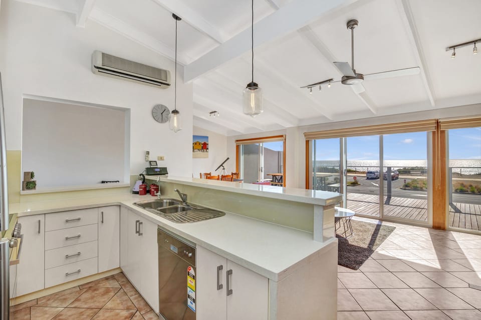 Queensland South | 3 bedrooms, iron/ironing board, free WiFi