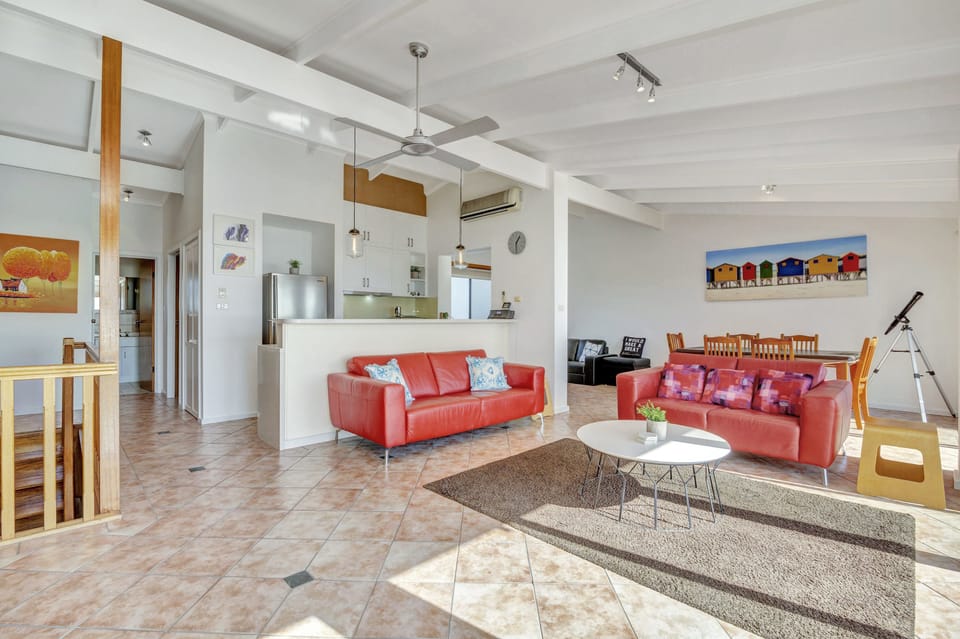Queensland South | Living room | Flat-screen TV, DVD player