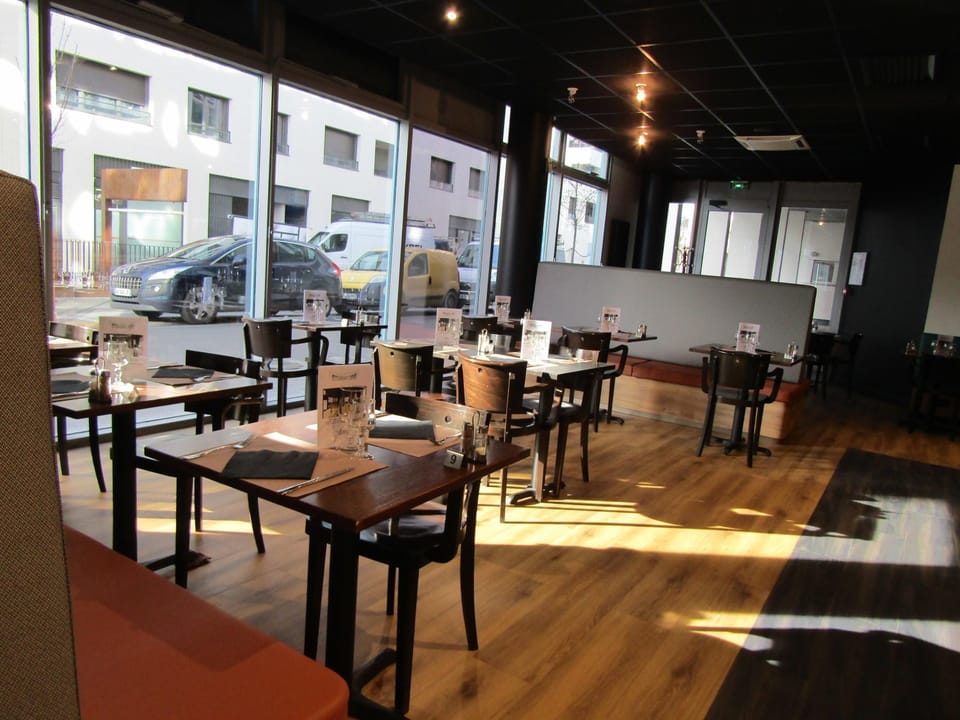 Breakfast, lunch, dinner served; Regional cuisine, alfresco dining 