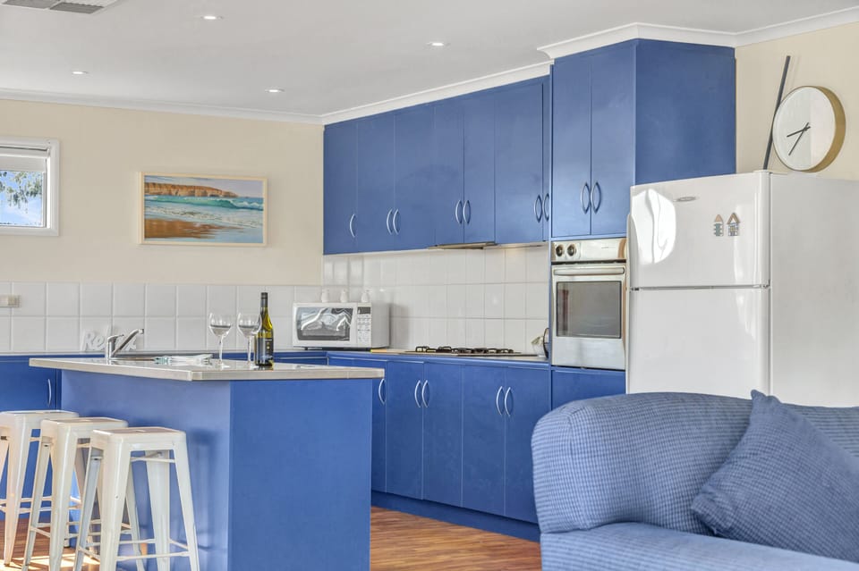 Zephyr Shores (2 Queen, 1 Tri-bunk and 1 Bunk)  | Private kitchen | Full-size fridge, microwave, oven, stovetop