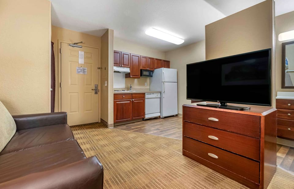 Deluxe Studio, 1 Queen Bed with Sofa bed, Non Smoking | Pillowtop beds, desk, blackout drapes, iron/ironing board