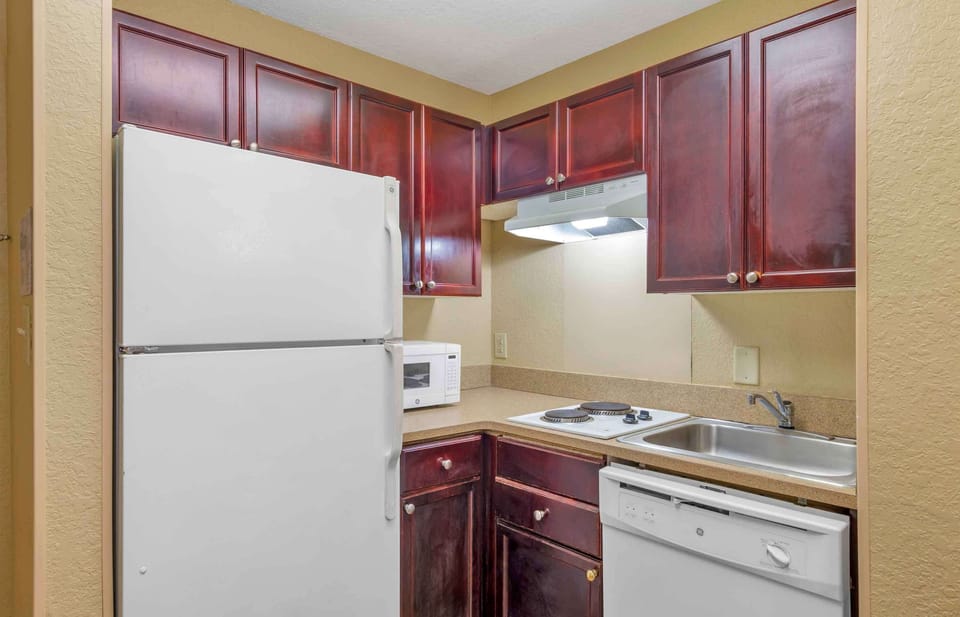 Full-size fridge, microwave, stovetop, dishwasher