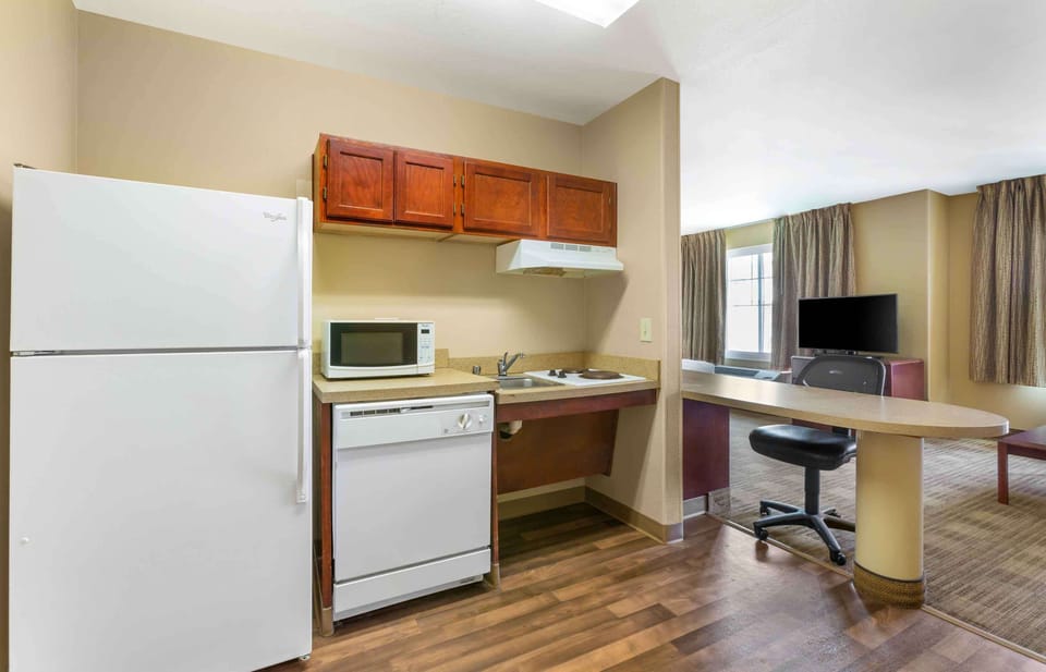 Studio, 1 Queen Bed with Sofa bed, Accessible, Non Smoking | Desk, iron/ironing board, WiFi (free), bed sheets