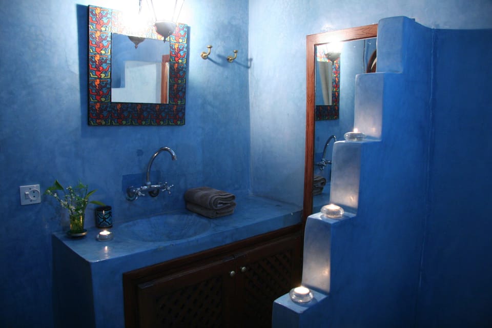 Standard Double Room (Saphir) | Bathroom | Shower, free toiletries, hair dryer, towels