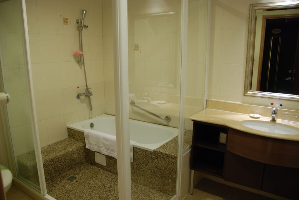 Deluxe Double Room | Bathroom | Combined shower/tub, deep soaking tub, free toiletries, hair dryer