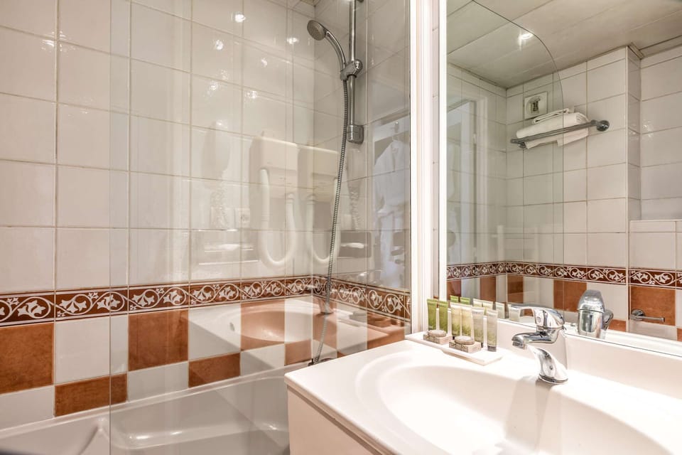 Combined shower/tub, hair dryer, towels