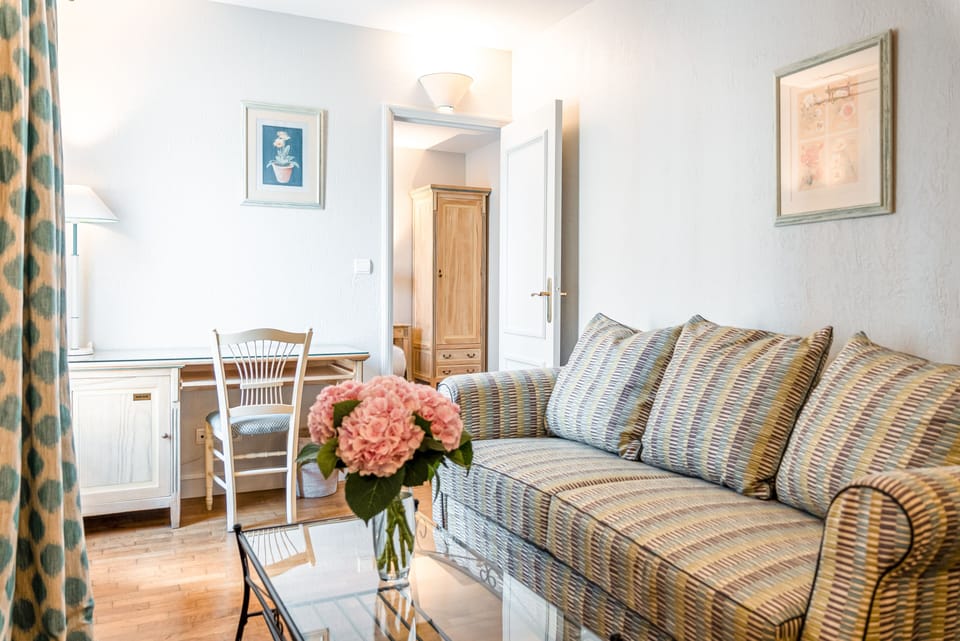 Suite | Living area | TV, pay movies