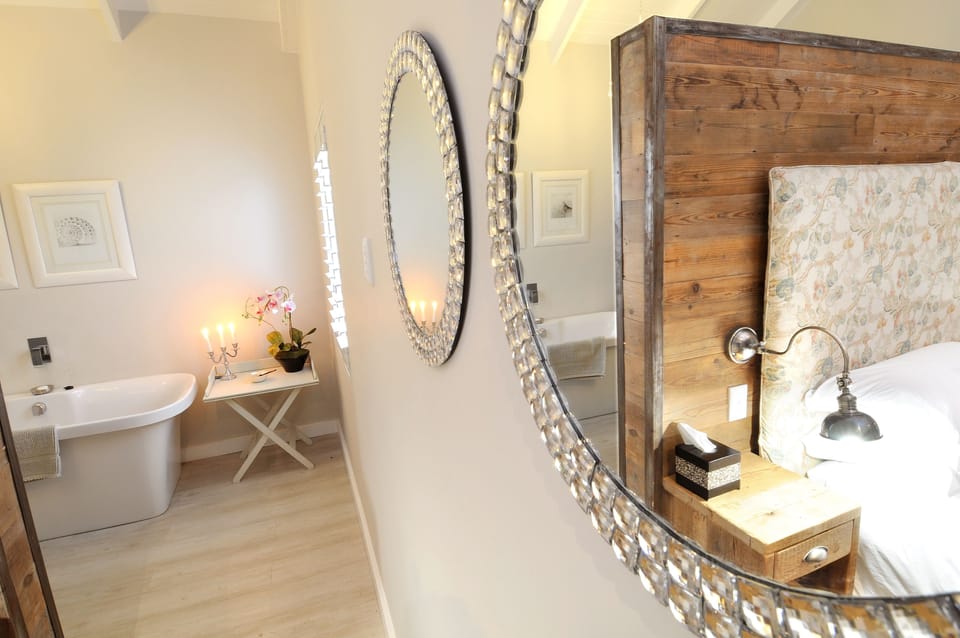Deluxe Suite, 1 Bedroom, Ensuite, Sea View | 1 bedroom, premium bedding, desk, free WiFi