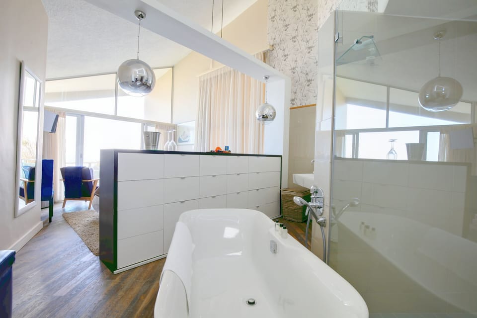 Room 3 | Premium bedding, minibar, in-room safe, desk