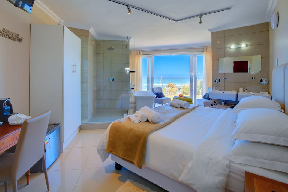 Room 2 | Premium bedding, minibar, in-room safe, desk