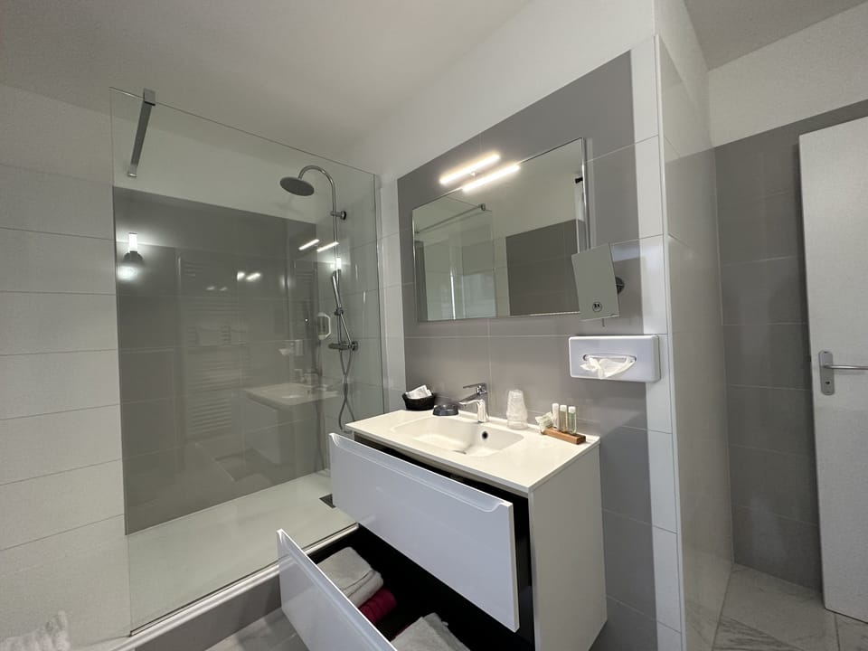 Superior Double Room | Minibar, in-room safe, desk, blackout drapes