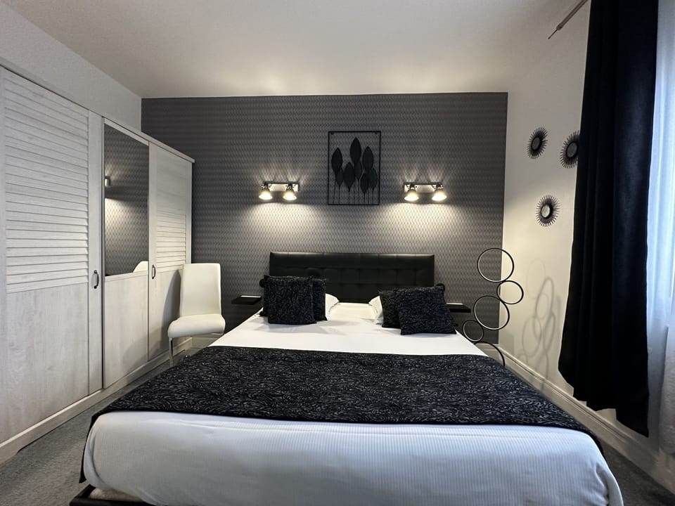 Superior Double Room | Minibar, in-room safe, desk, blackout drapes