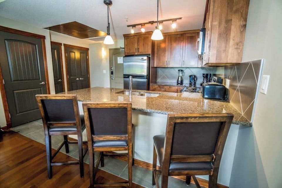 Kitchen with breakfast bar