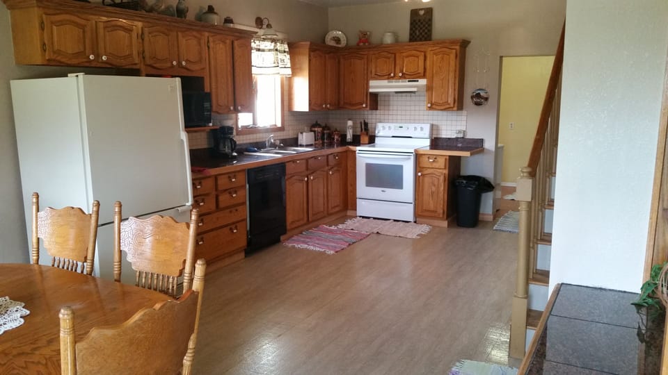 This is another picture of the kitchen/dining room