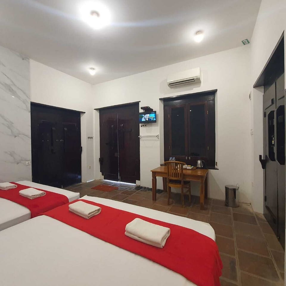 Deluxe Room | Desk, free WiFi