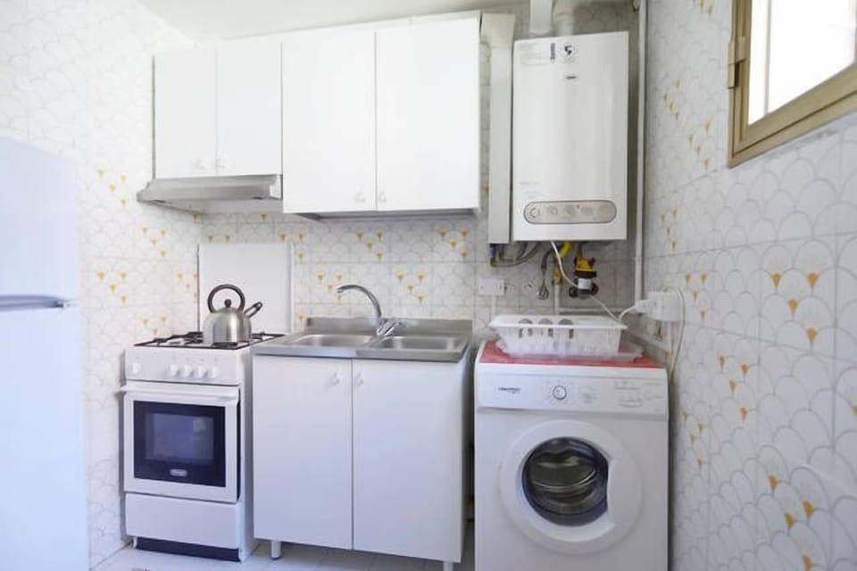 Duplex, 1 Bedroom | Private kitchenette | Full-size fridge, stovetop, cookware/dishes/utensils
