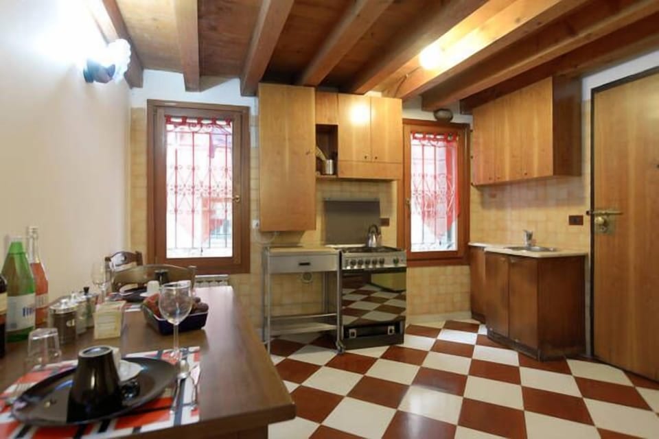 Apartment, 1 Bedroom | Private kitchenette | Fridge, stovetop, cookware/dishes/utensils, dining tables