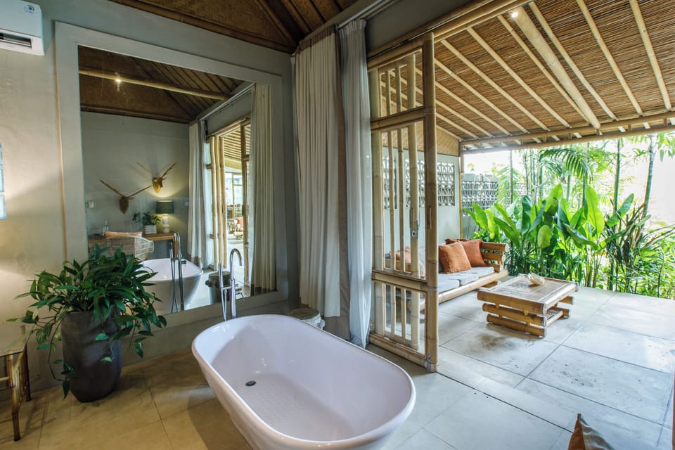 King Suite with Pool View | In-room safe, free WiFi, bed sheets