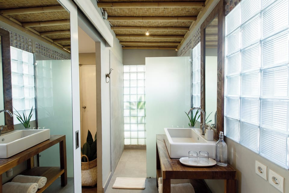 Economy Double Room | Bathroom | Shower, free toiletries, towels