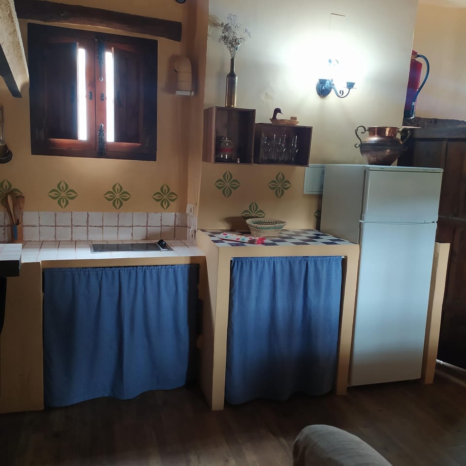 Studio, Jetted Tub (No Swimming Pool) | Private kitchen | Full-size fridge, microwave, oven, stovetop
