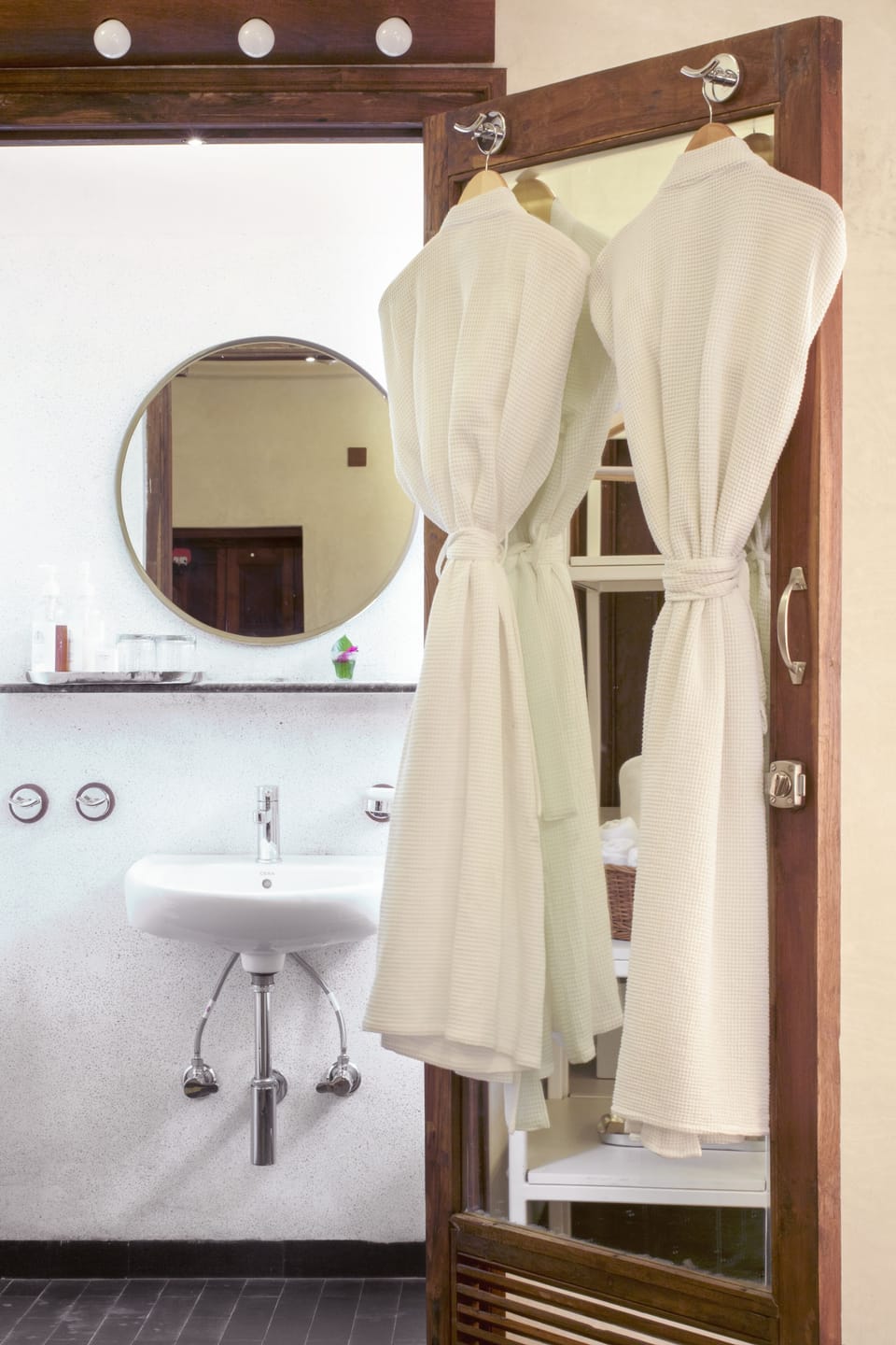 WHC Contemporary Heritage Classic Room | Bathroom | Shower, slippers, towels