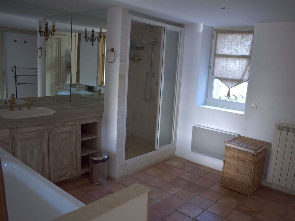 Suite, Ensuite (Les Oliviers) | Bathroom | Free toiletries