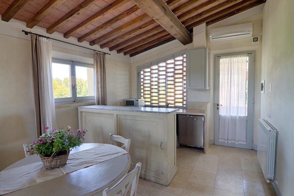 Premier Apartment, Ensuite (Altana) | Shared kitchen | Highchair
