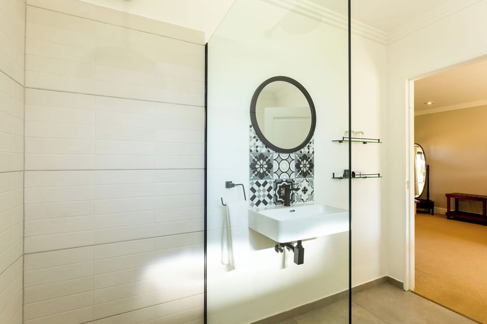 Junior Suite, 1 King Bed | Bathroom | Free toiletries, hair dryer, towels