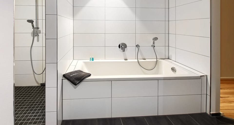 Junior Suite, 1 Double Bed, Kitchenette | Bathroom | Shower, free toiletries, hair dryer, bathrobes