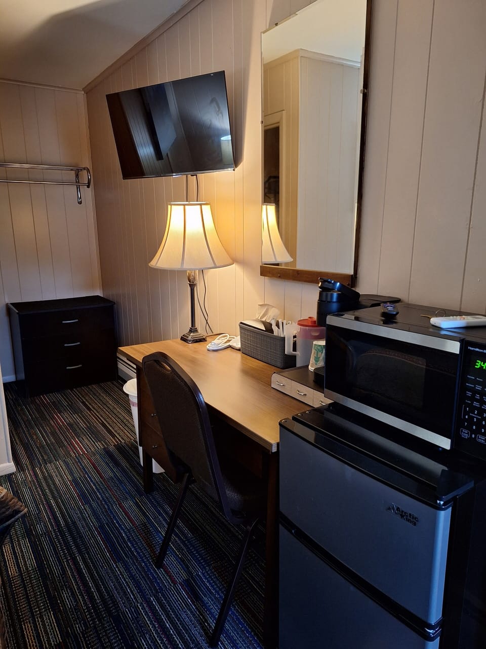 Double Room, 1 Queen Bed, Non Smoking | Individually decorated, individually furnished, desk, laptop workspace