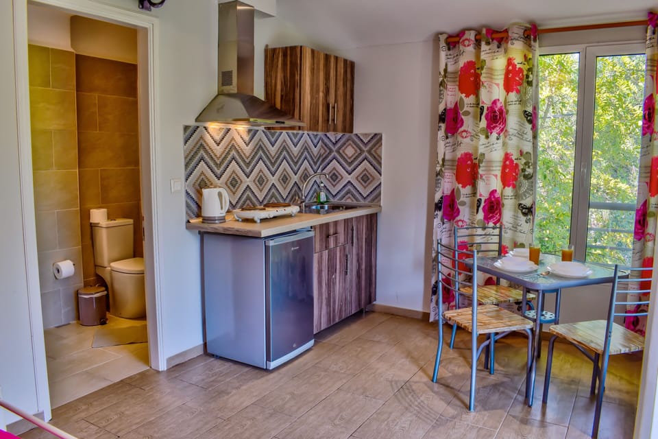 Deluxe Studio, Kitchenette, Garden Area | Private kitchenette | Fridge, espresso maker, coffee/tea maker, electric kettle